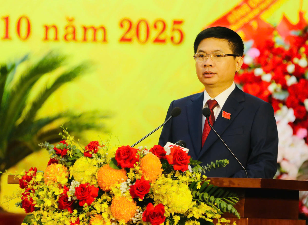  Ông Trương Quốc Huy - Bí thư Tỉnh ủy Ninh Bình nhiệm kỳ 2020-2025 trình bày diễn văn khai mạc đại hội. Ảnh: Phan Hiếu