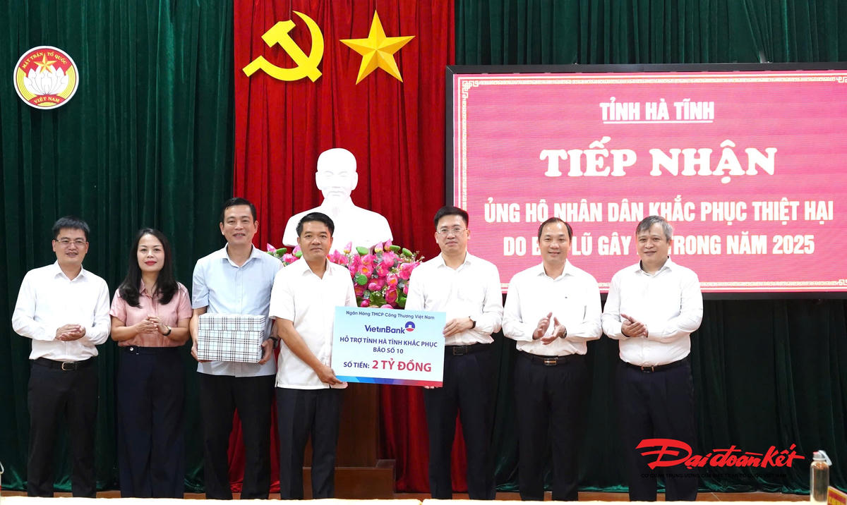 Ngân hàng Thương mại CP Công Thương Việt Nam (VietinBank) trao tặng 2 tỷ đồng hỗ trợ nhân dân Hà Tĩnh khắc phục hậu quả mưa bão. Ảnh: HN.