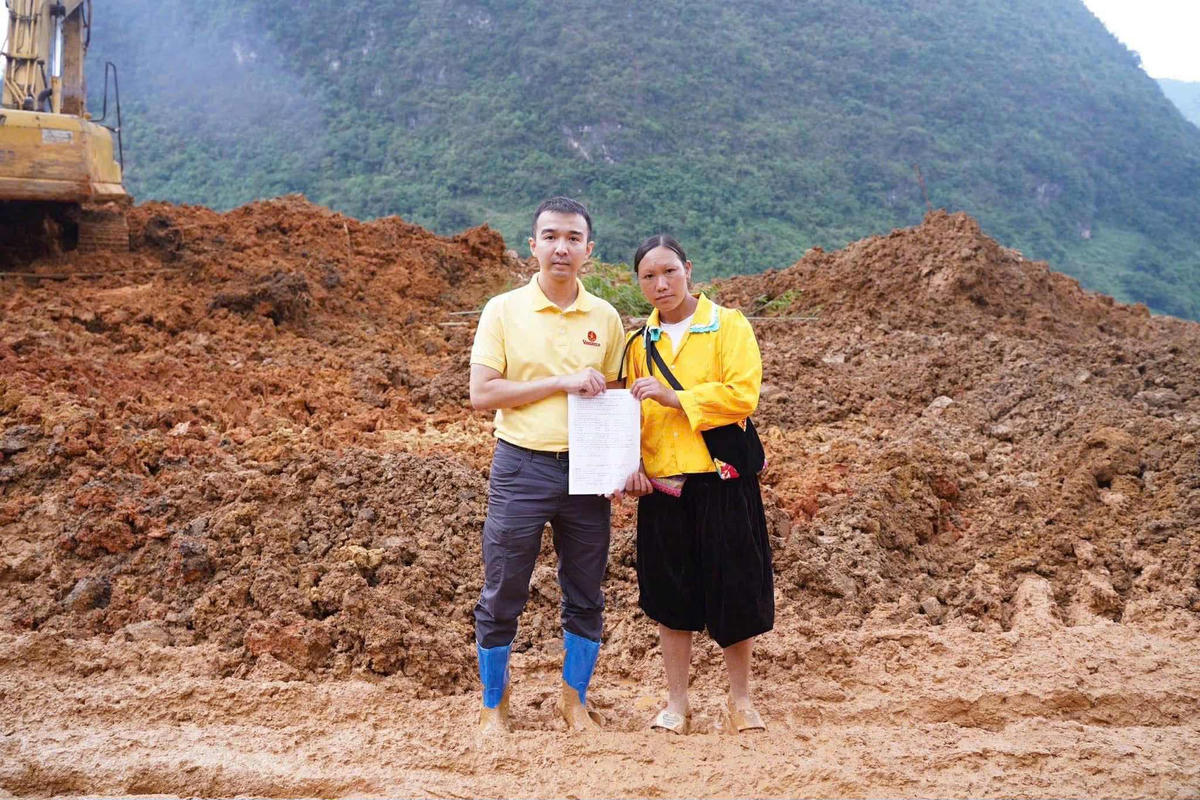 Đại diện Quỹ Thiện Tâm đồng hành cứu trợ đồng bào sau bão Yagi.