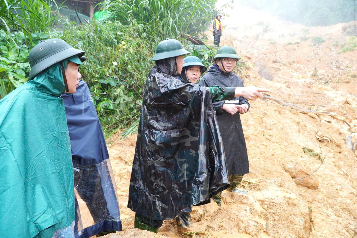 Phó Chủ tịch Thường trực Ủy
ban MTTQ Việt Nam tỉnh Tuyên Quang Hà Trung Kiên kiểm tra hiện trường vụ sạt lở vùi lấp
4 người tại xã Lũng Cú. Ảnh: Đ.S.