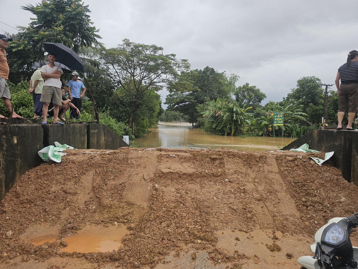 QL45 từ xã Tây Đô đi cầu Cổ Tế, xã Kim Tân bị ngập nặng, lực lượng chức năng đắp đất ngăn nước không tràn qua. Ảnh: Đình Minh