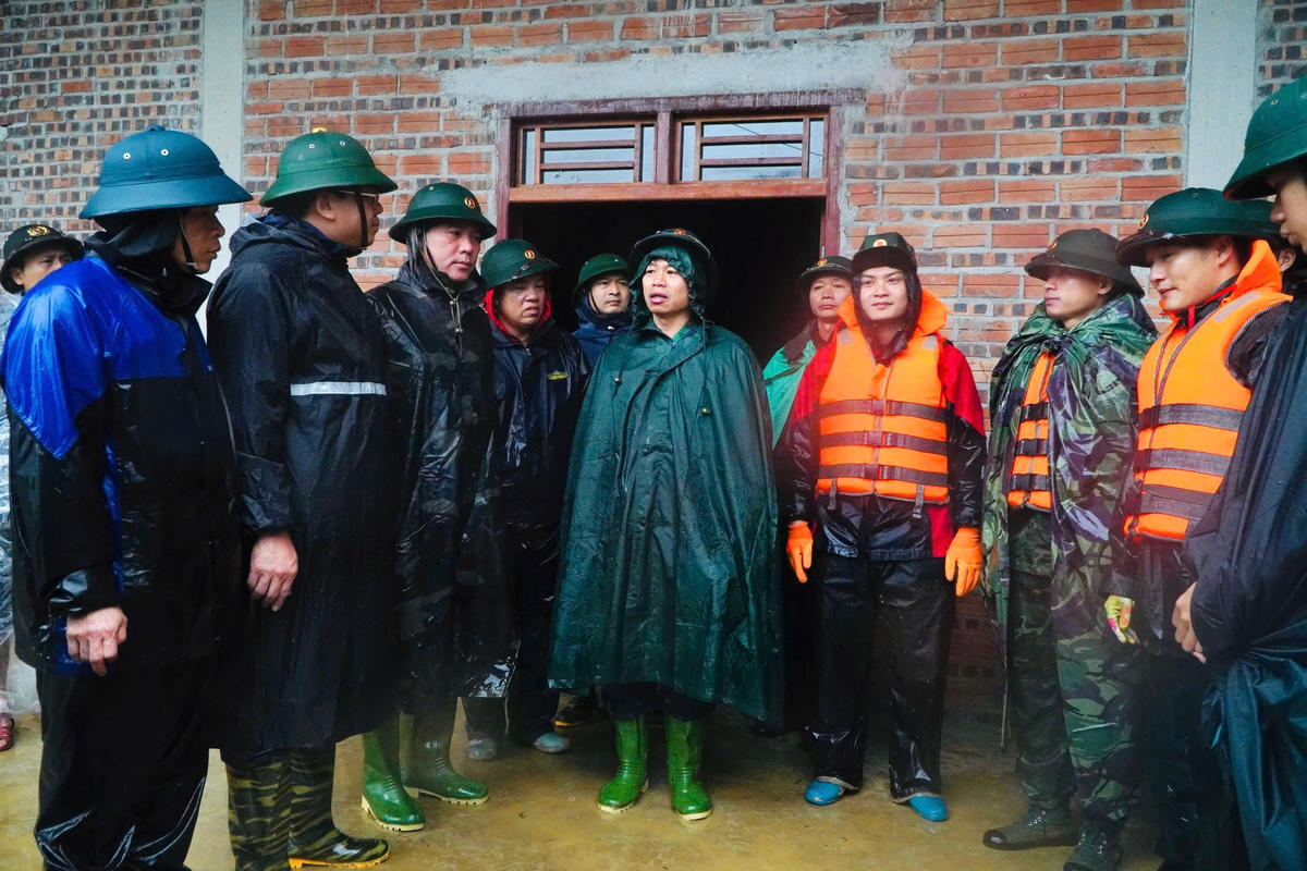 Phó Chủ tịch Thường trực Ủy
ban MTTQ Việt Nam tỉnh Tuyên Quang Hà Trung Kiên thăm hỏi, động viên các lực lượng tham gia tìm kiếm nạn nhân mất tích. Ảnh: Đ.S.