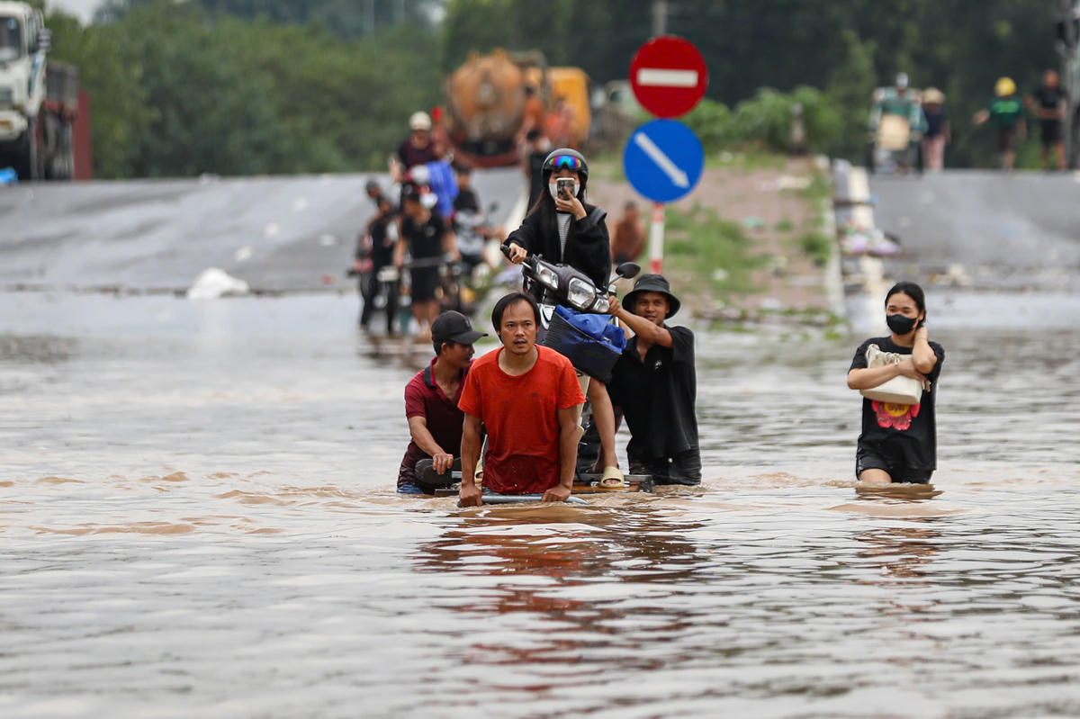 Tại khu vực cầu Ngà (Tây Mỗ) nước ngập sâu gần 1m.