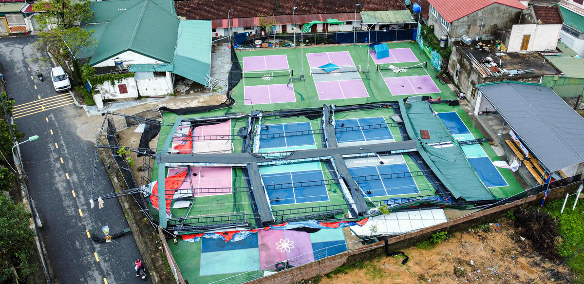Anh Nguyễn Văn Minh (40 tuổi, chủ sân Pickball ở phường Thành Sen) cho biết, chi phí làm một sân Pickleball dao động từ 50 đến hơn 400 triệu đồng, tùy quy mô và chất liệu. Việc liên tiếp hứng chịu hai cơn bão lớn đã khiến nhiều chủ sân kiệt quệ vì vừa sửa chữa xong lại phải gánh thêm thiệt hại mới. Ảnh: Cẩm Kỳ