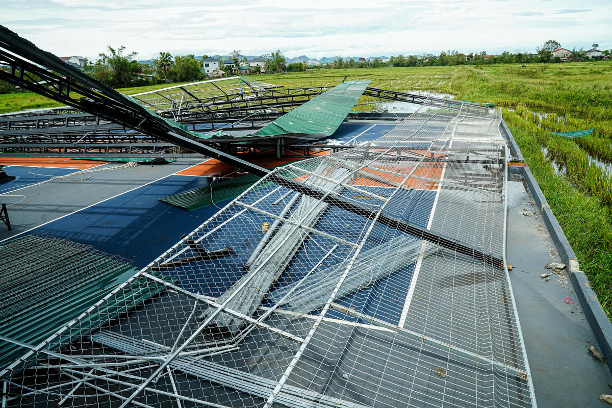 Cơn bão số 10 đã quật ngã hệ thống hàng rào, hệ thống mái che bị sập hoàn toàn. Ảnh: Cẩm Kỳ