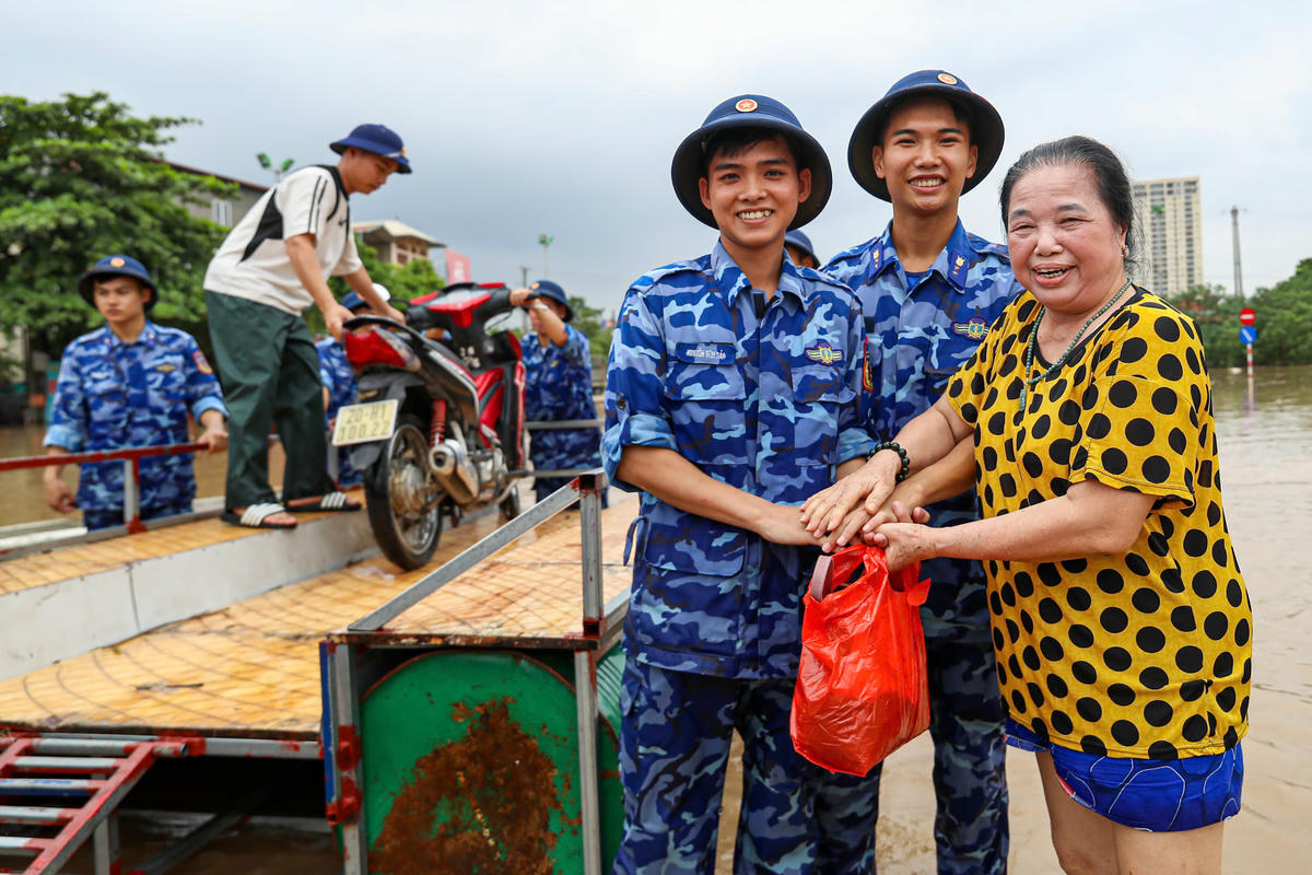 Bà Nguyễn Thị Liên, sinh sống tại khu vực cầu Ngà vô cùng phấn khởi và xúc động khi được các chiến sĩ giúp đỡ.