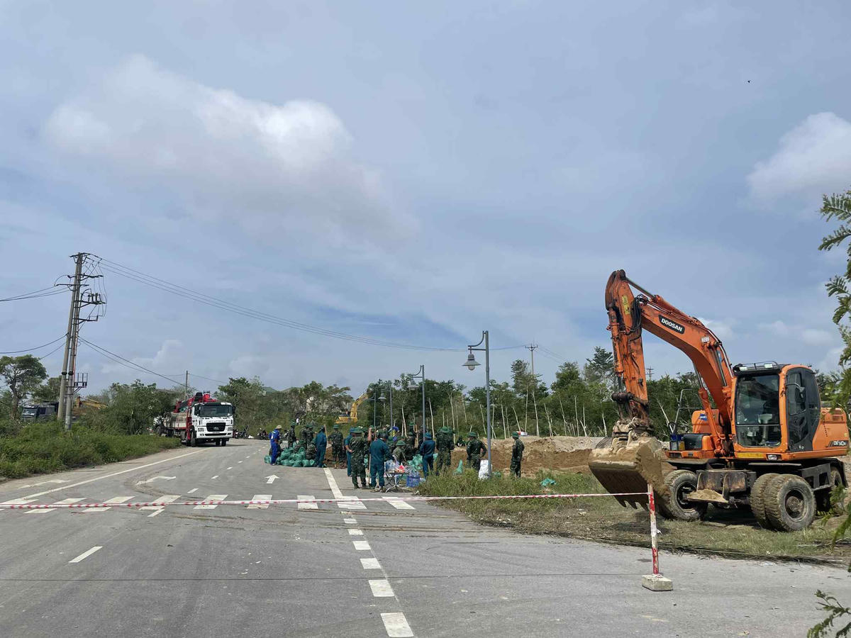 Hàng trăm người cùng các phương tiện máy móc đã được huy động xử lý sự cố. Ảnh: Quốc Thanh