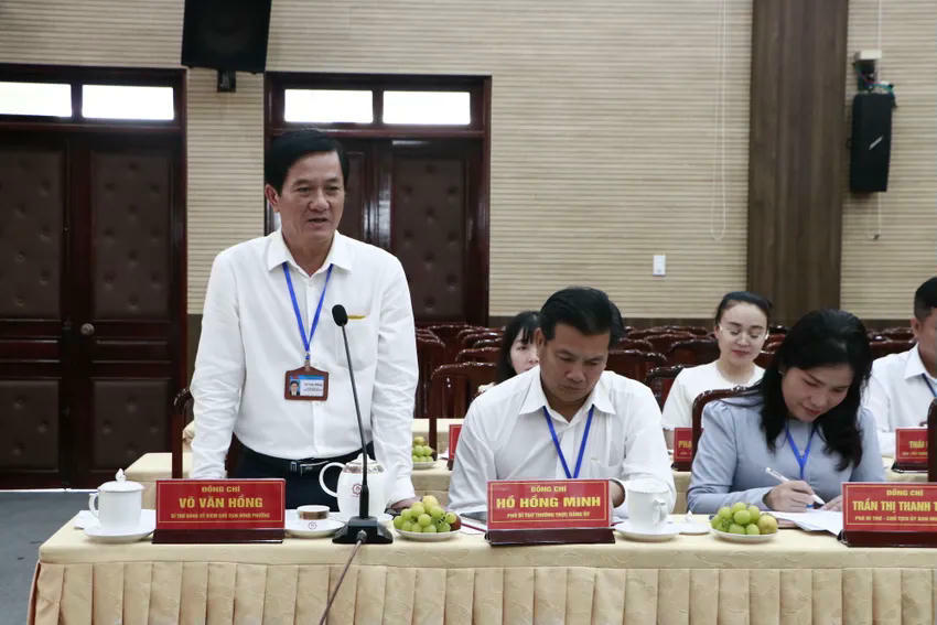 Ông Võ Văn Hồng - Bí thư phường Dĩ An báo cáo kết quả thực hiện nhiệm vụ của phường Dĩ An trong
thời gian qua. Ảnh: L.A.