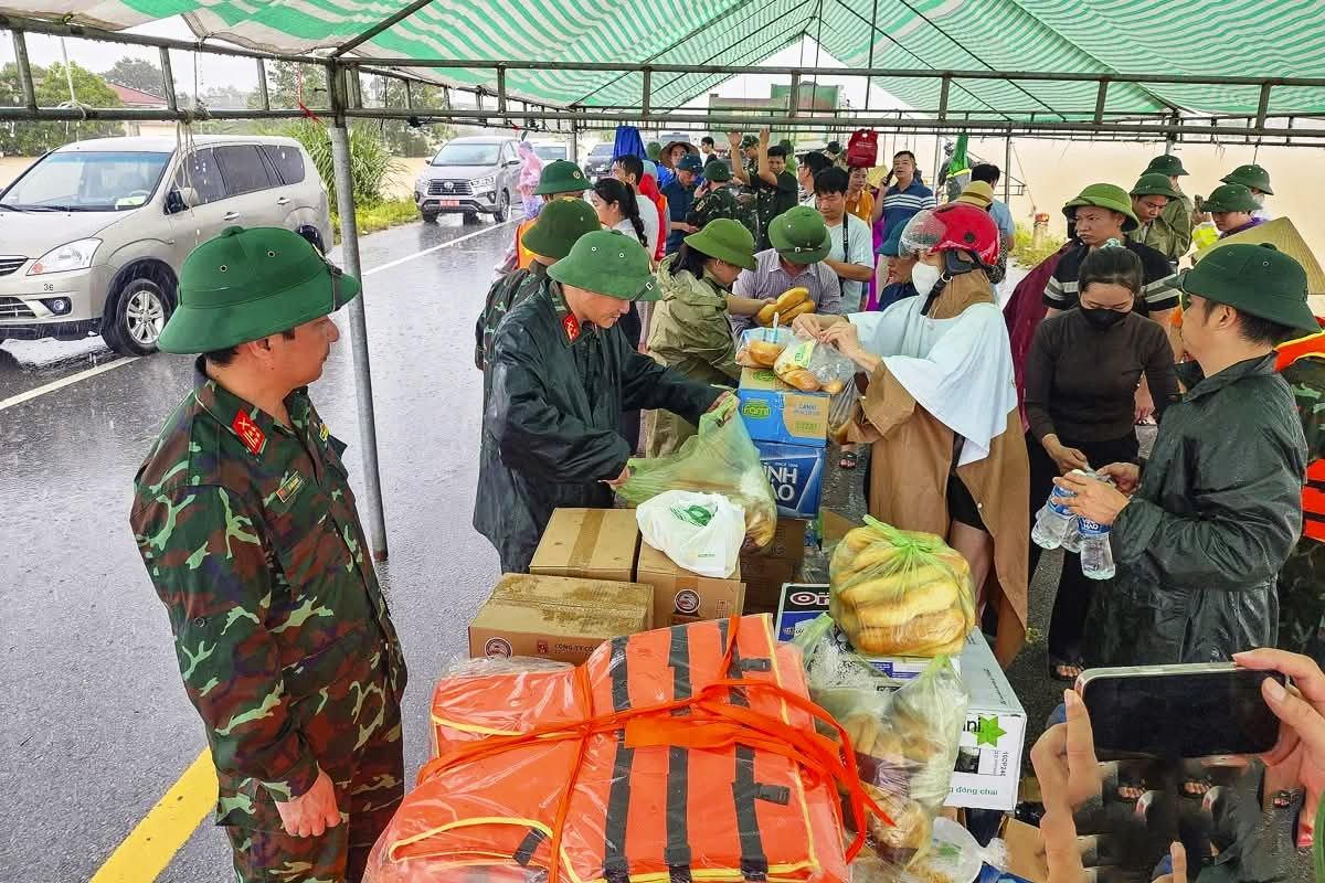 Các chiến sĩ Công an đưa các nhu yếu phẩm thiết đến với người dân vùng lũ Nông Cống (Thanh Hóa). 	Ảnh: Nguyễn Chung.
