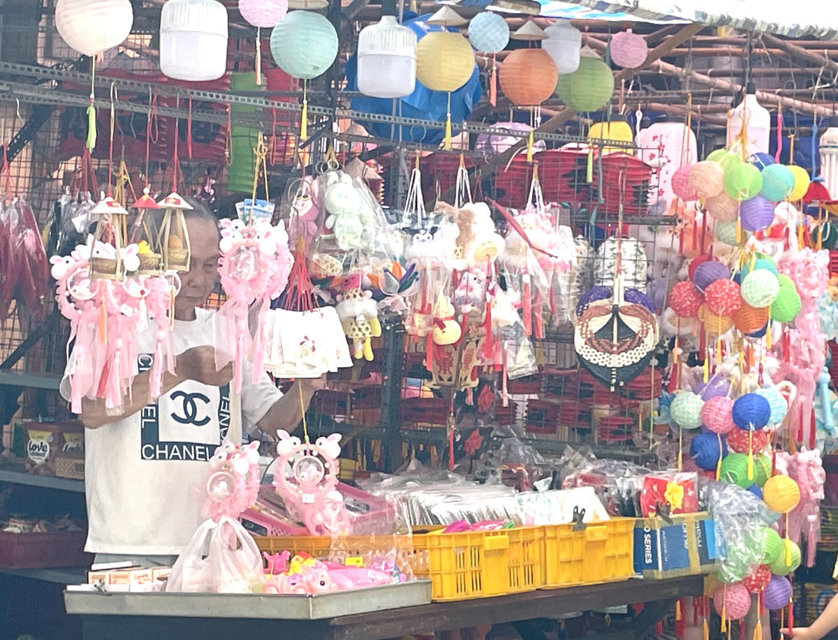 Hàng trăm loại đèn trung thu rực rỡ khác nhau. Ngoài đèn bằng nhựa, đèn phát nhạc, phát sáng thì một số đèn giấy theo kiểu xưa cũ cũng thu hút sự quan tâm của khách hàng nhỏ tuổi. Ảnh: Đ.X.