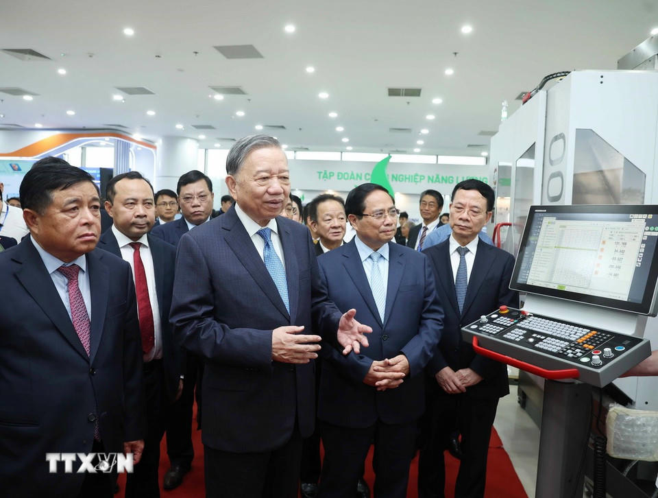 Tổng Bí thư Tô Lâm, Thủ tướng Phạm Minh Chính và các đại biểu tham quan triển lãm. (Ảnh: Thống Nhất/ TTXVN)