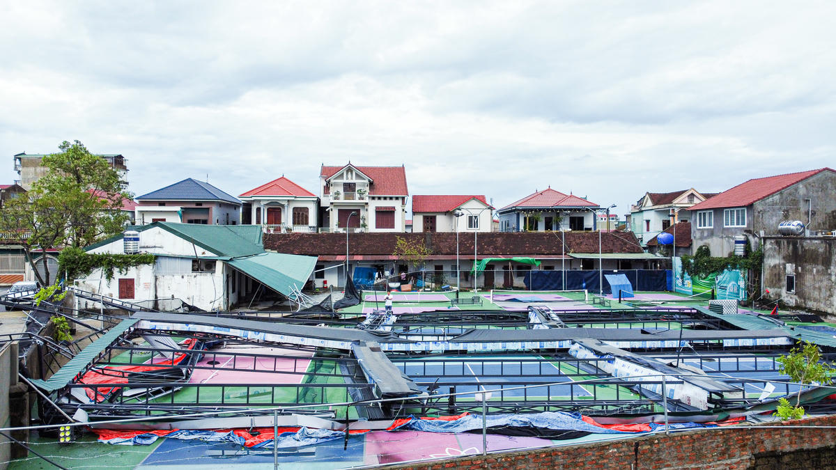 Một số sân khác ở khu vực Thành Sen cũng chung tình cảnh. Ghi nhận tại sân Bằng Hữu (đường Đông Lộ, phường Thành Sen) bị đổ sập hoàn toàn. Ảnh: Cẩm Kỳ