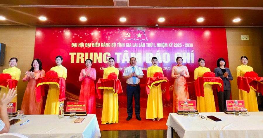 Các đại biểu cắt băng khai trương Trung tâm báo chí phục vụ Đại hội đại biểu Đảng bộ tỉnh Gia Lai lần thứ I, nhiệm kỳ 2025-2030. Ảnh: Đình Sang.