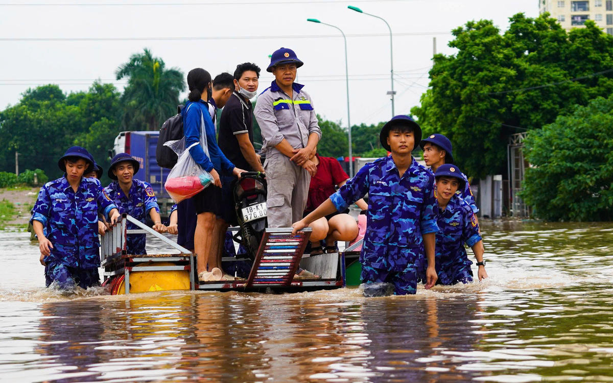 Theo ghi nhận của PV Báo Đại đoàn kết, sau 2 ngày mưa kéo dài liên tục từ 29-30/9 khiến đường phố Hà Nội vẫn ngập úng sâu. Tại khu vực cầu Ngà (phường Tây Mỗ, Hà Nội) xuất hiện đoạn ngập sâu kéo dài hàng trăm mét, khiến người dân không thể di chuyển qua. Vì vậy, lực lượng Cảnh sát biển đã chế tạo phà để hỗ trợ đưa người dân qua vùng ngập.