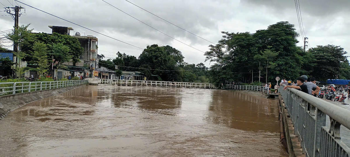 Nước dâng nhanh khu vực cầu Chả, phường Minh Xuân. Ảnh: Xuân Trường.