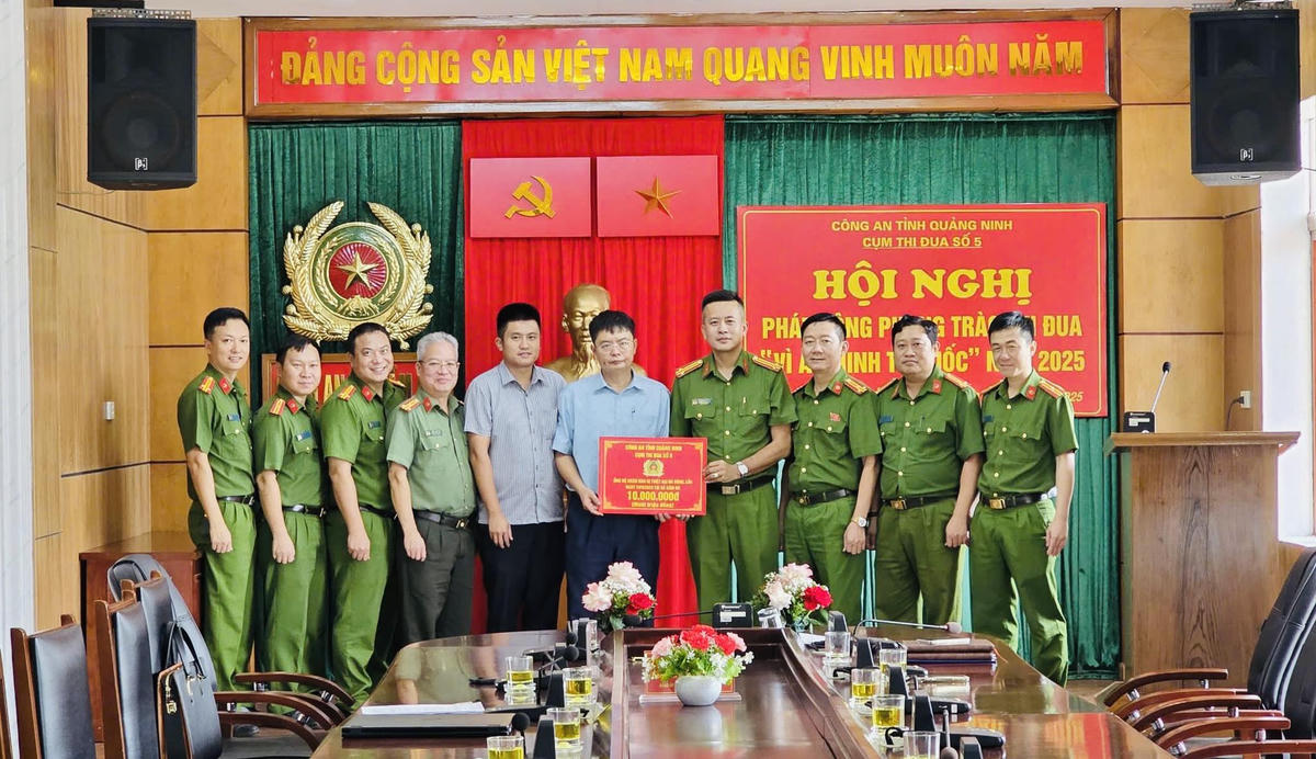 Ủy ban MTTQ Việt Nam xã Đầm Hà (Quảng Ninh) tiếp nhận ủng hộ khắc phục hậu quả bão số 10 từ Cụm thi đua số 5, Công an tỉnh Quảng Ninh. Ảnh: DDCI Đầm Hà