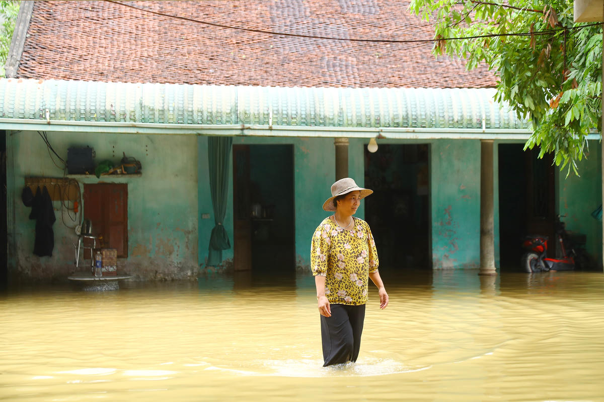 Bà Đỗ Thị Dương (49 tuổi, ở thôn Thuần Lương, xã Trần Phú, Hà Nội) nhấp nhổm vì nước lũ trên sông Bùi có dấu hiệu tiếp tục dâng cao.