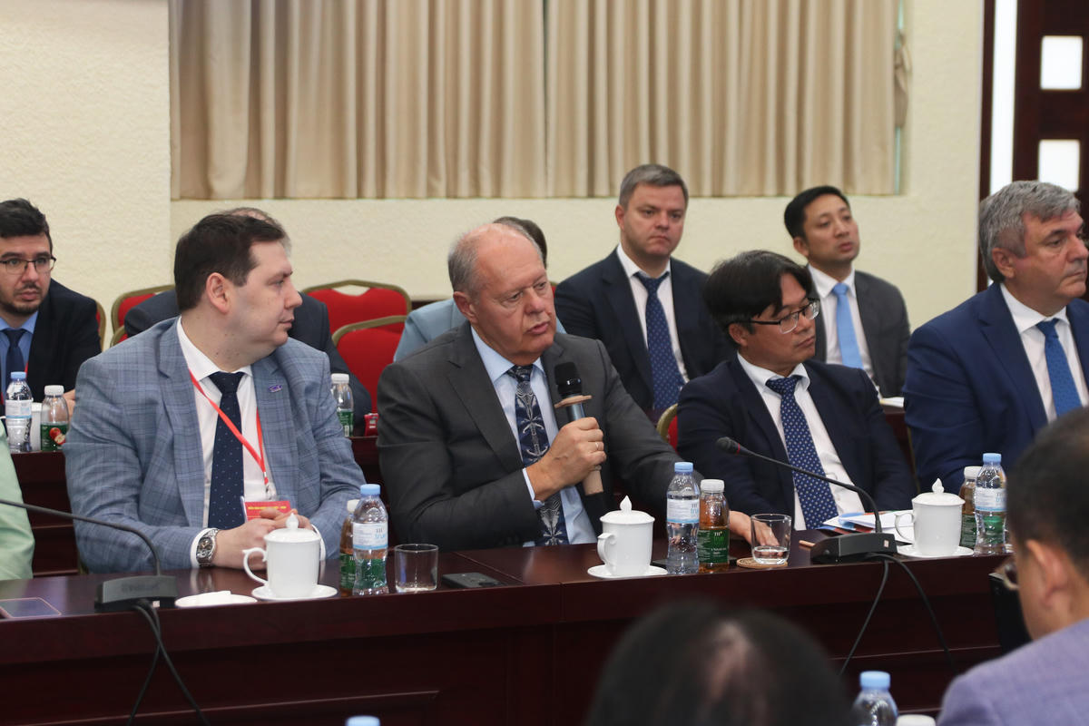 Các đại biểu nêu ý kiến tại buổi gặp mặt. Ảnh: Tiến Đạt.