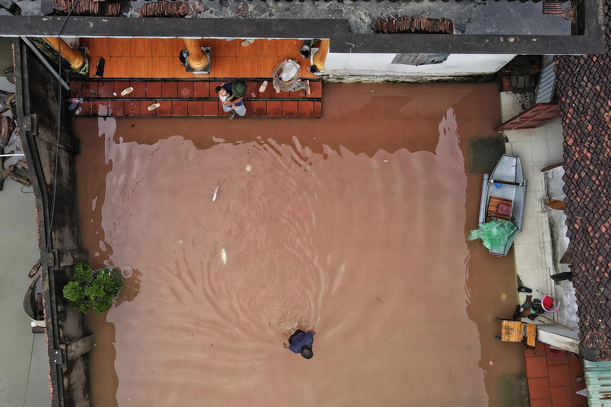 Nước dâng cao, cá trôi vào nhà dân.