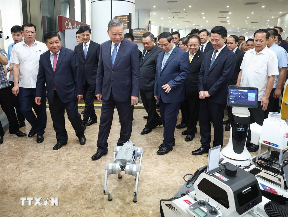 Tổng Bí thư Tô Lâm, Thủ tướng Phạm Minh Chính và các đại biểu tham quan triển lãm. (Ảnh: Thống Nhất/ TTXVN)