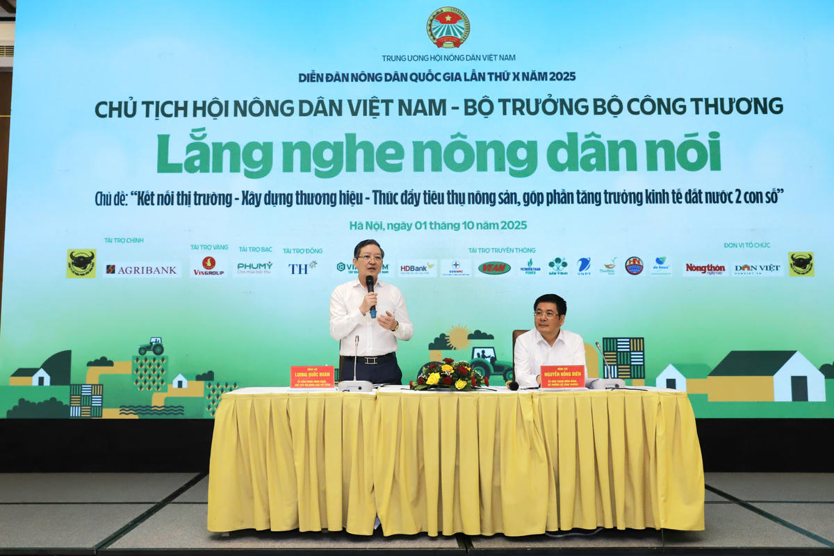 Phó Chủ tịch UBTƯ MTTQ Việt
Nam, Chủ tịch Hội Nông dân Việt Nam Lương Quốc Đoàn và Bộ
trưởng Bộ Công Thương Nguyễn Hồng Diên điều hành diễn đàn. Ảnh: DV