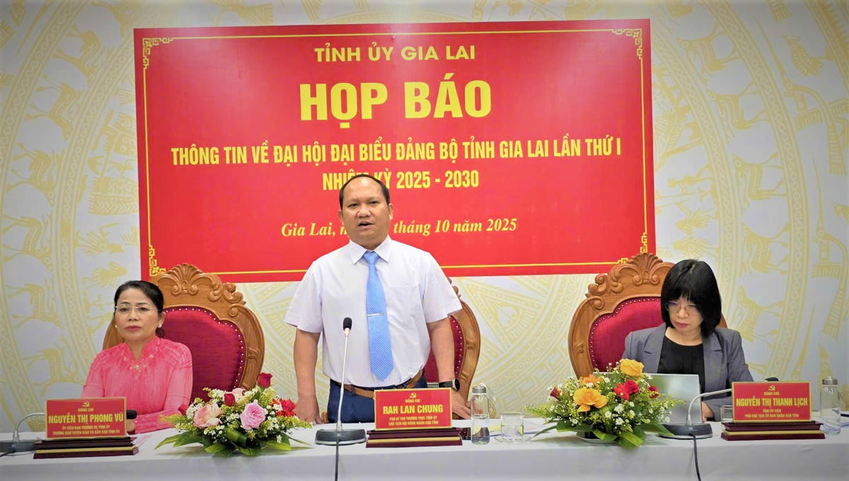 Ông Rah Lan Chung, Phó Bí thư Thường trực Tỉnh ủy, Chủ tịch HĐND tỉnh
Gia Lai phát biểu tại buổi họp báo. Ảnh: Chí Đại.