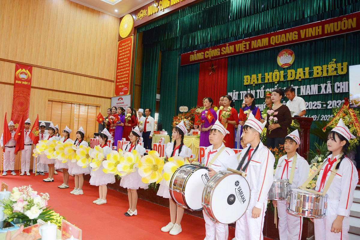 Các tầng lớp nhân dân chúc mừng Đại hội đại biểu MTTQ Việt Nam xã Chi Lăng.