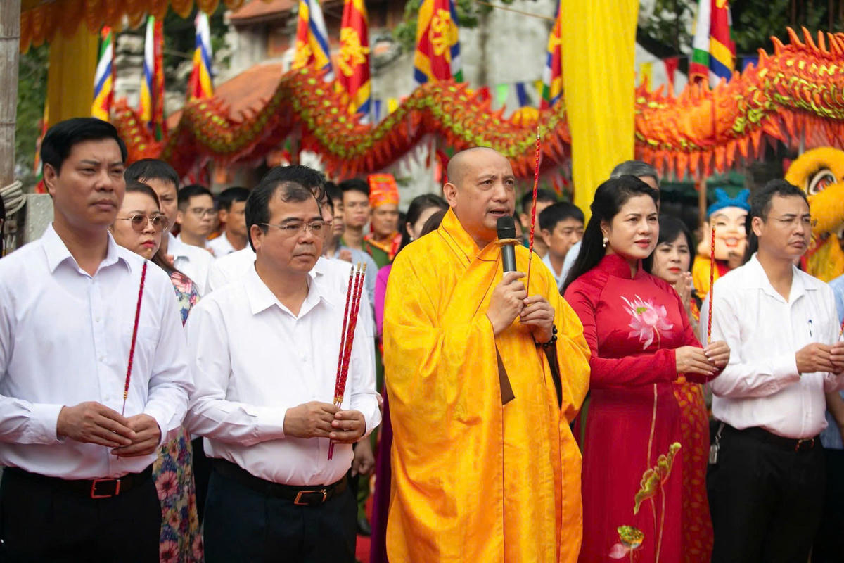 Các đại biểu thực hiện nghi lễ cáo yết, xin phép mở hội. Ảnh: ĐT. 