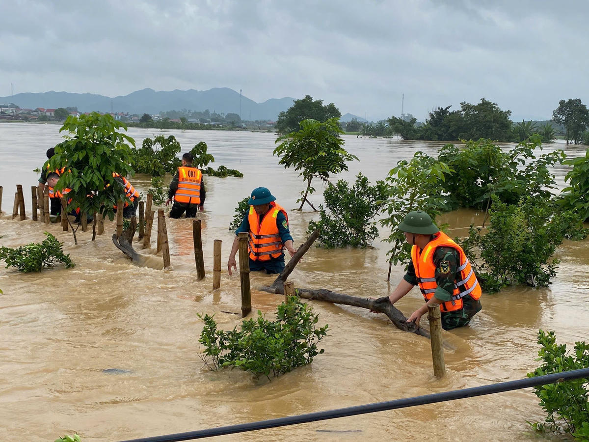 Nước sông Cầu dâng cao cũng khiến một đoạn bờ bao sông Cầu thuộc khu vực Túc Duyên, phường Phan Đình Phùng bị vỡ. Ảnh: TN.