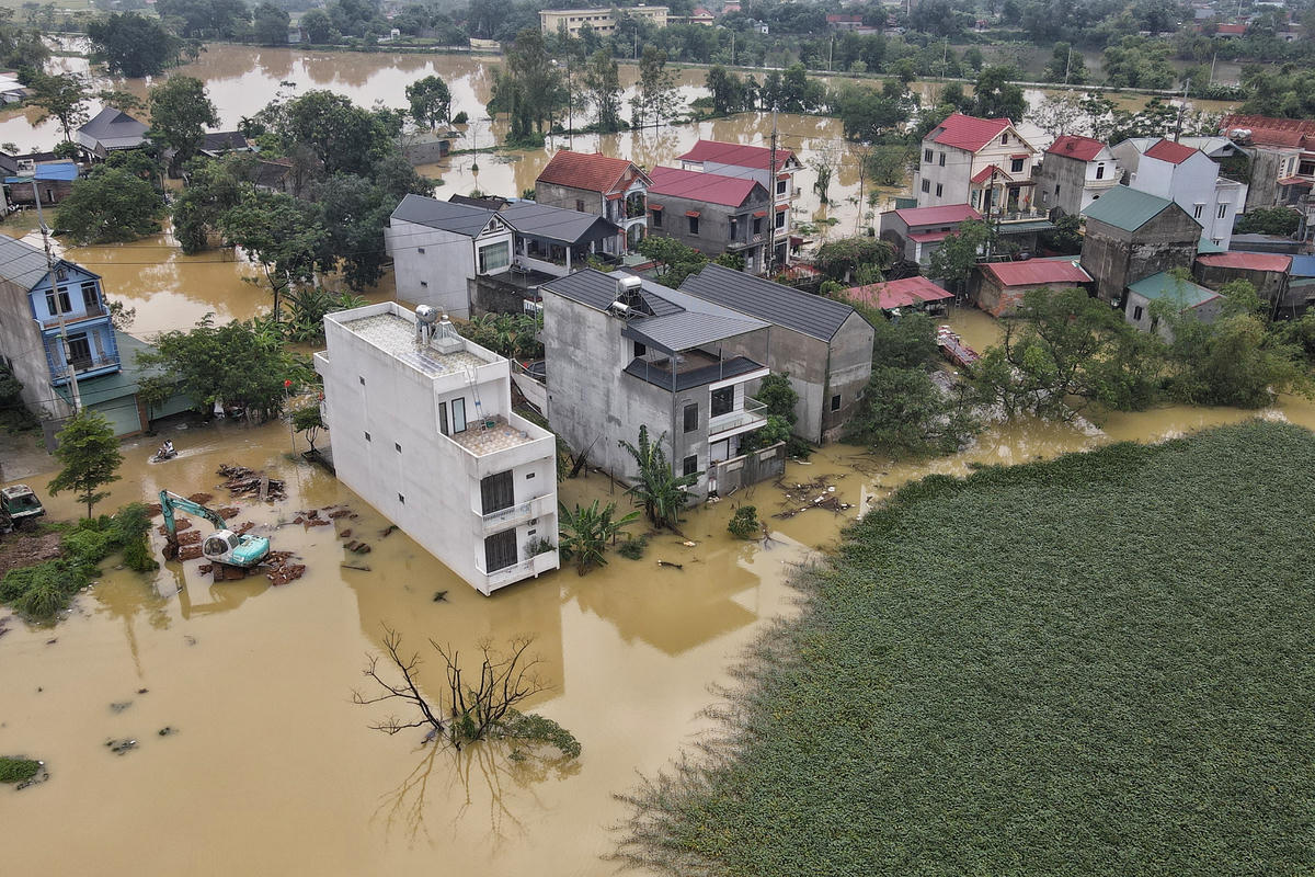 Hình ảnh những căn nhà cao tầng nằm sát mép sông Bùi.