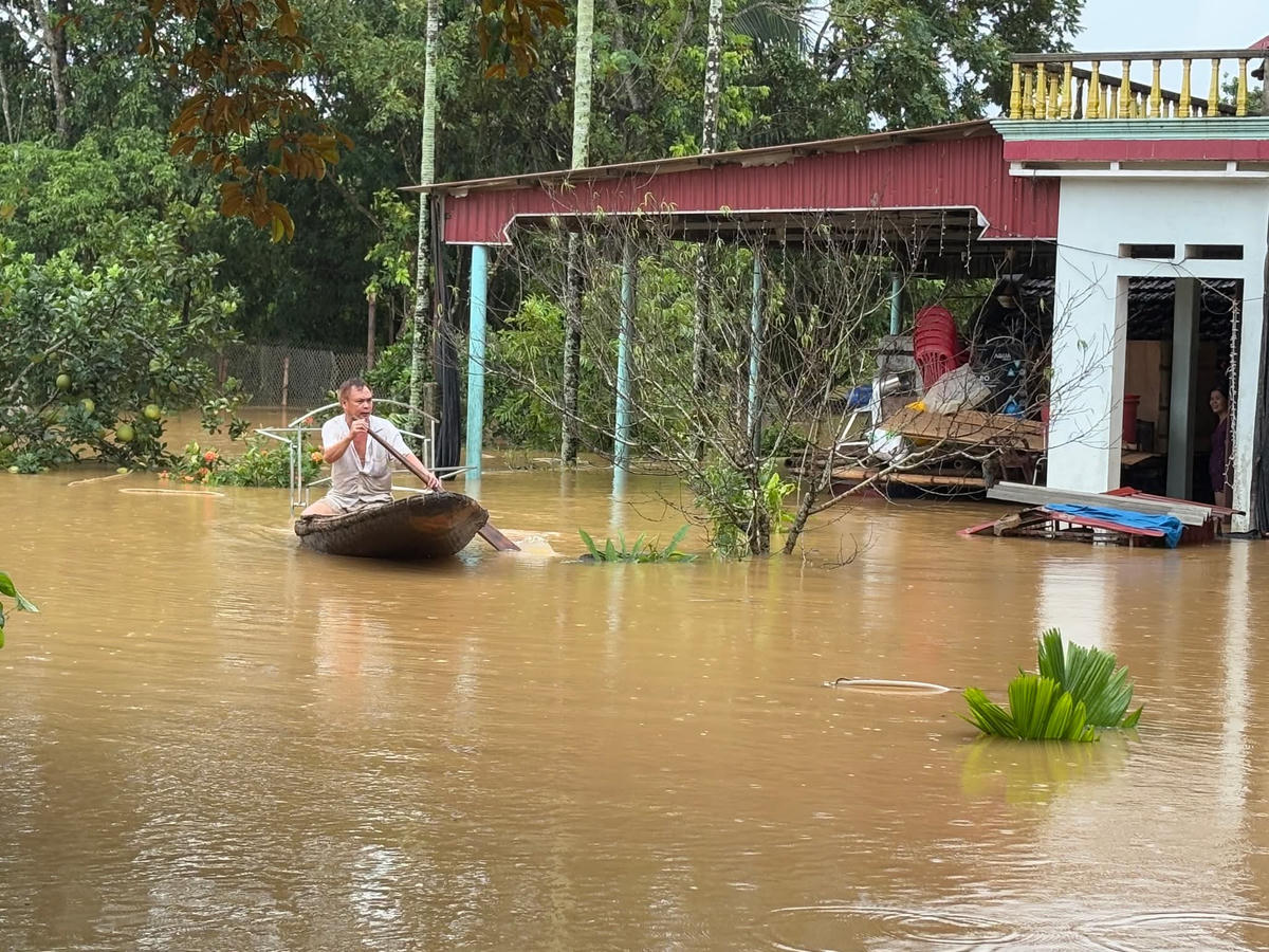 Đê bao Thạch Định bị tràn, làm ngập hơn 1.700 hộ dân. Ảnh: Kim Tân