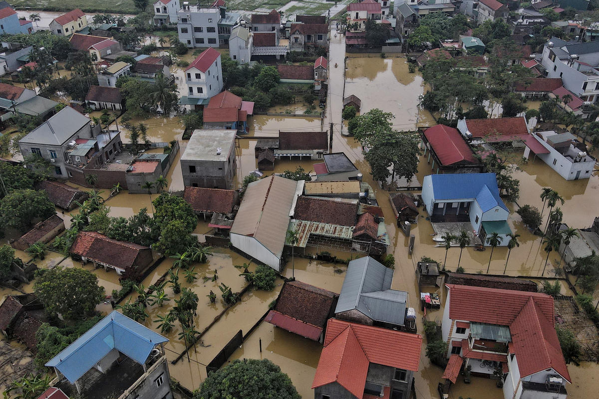 Tương tự, người dân xóm Đồng Dâu (xã Quảng Bị) cũng bị "bao vây" bởi nước.