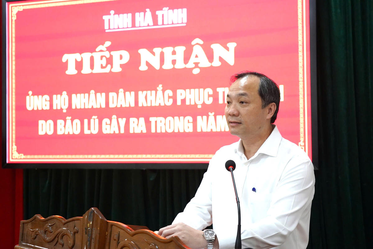 Tổng Biên tập Tạp chí Cộng sản Hoàng Trung Dũng chia sẻ với những khó khăn của nhân dân Hà Tĩnh. Ảnh: HN.