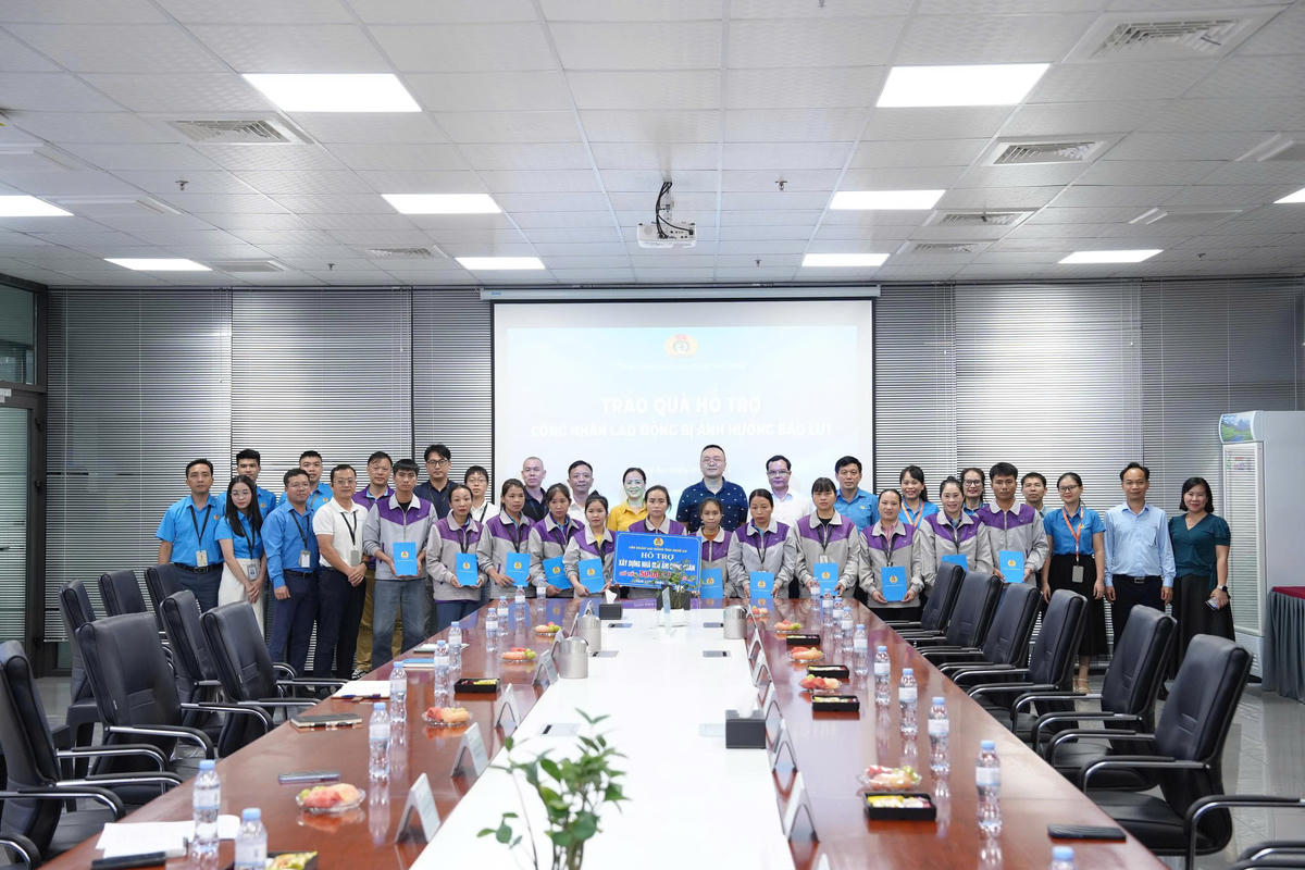 Đoàn công tác Tổng LĐLĐ Việt Nam trao quà cho các công nhân bị ảnh hưởng do các đợt bão lũ vừa qua. Ảnh: HY