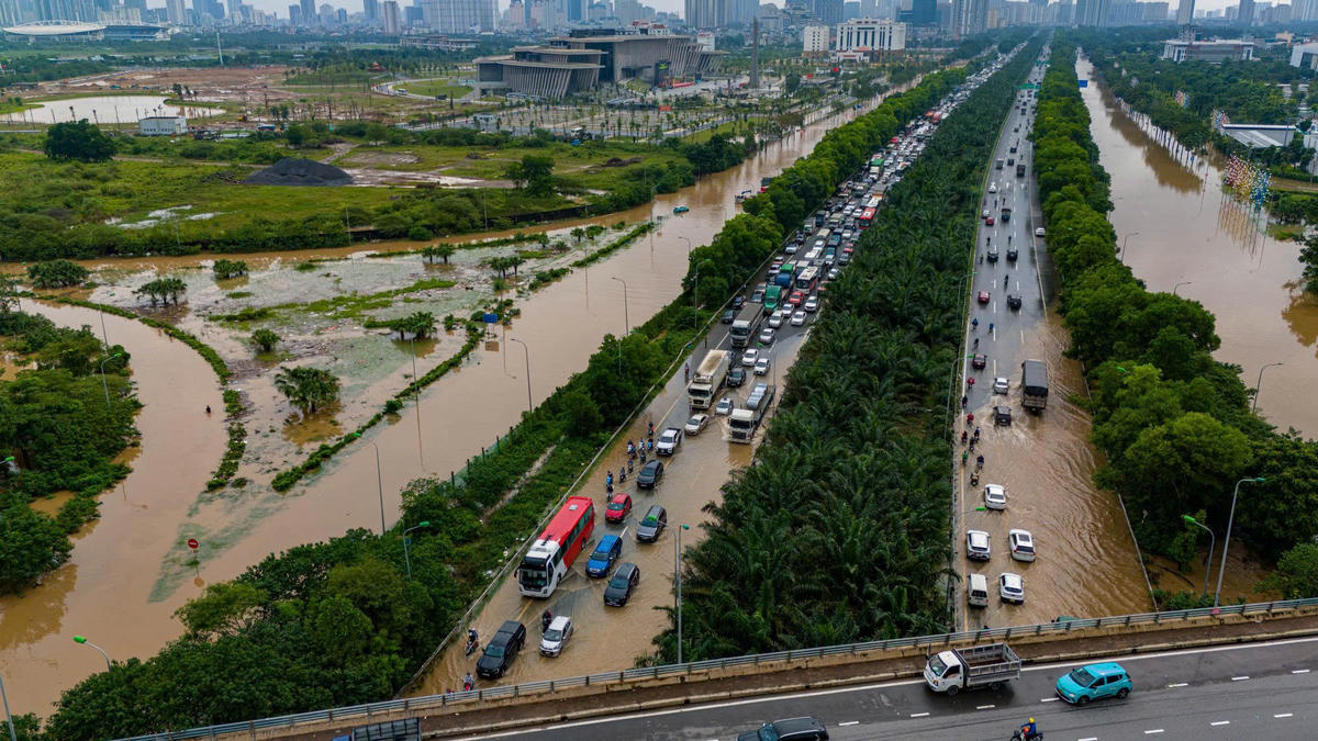 Tại khu lực làn cao tốc, ùn tắc kéo dài hàng km từ Khu đô thị Nam An Khánh đến Cầu vượt Tây Mỗ.