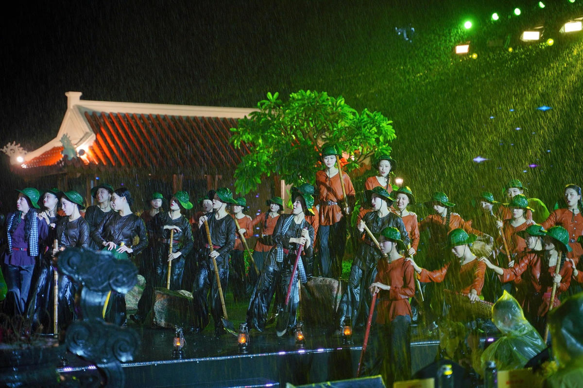 Đêm mưa đầy cảm xúc tại Bến phà 2 Long Đại.