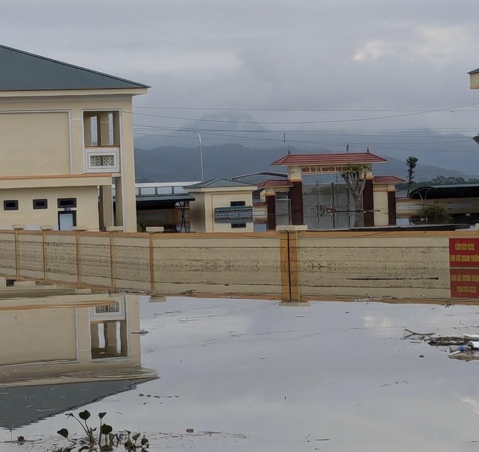 Điểm trường tại xã Tân Phú, tỉnh Nghệ An bị ngập nặng, hư hại nhiều thiết bị phục vụ học tập và giảng dạy. Ảnh: T.H