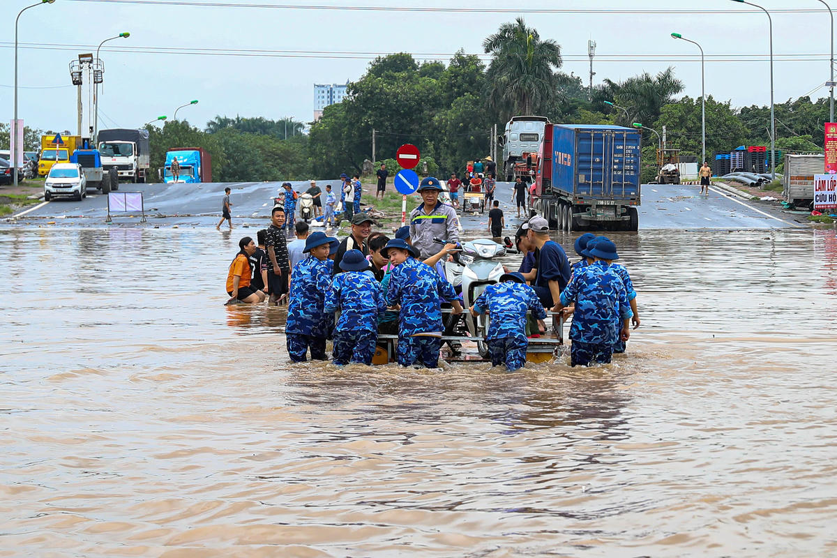 Lực lượng Cảnh sát biển Việt Nam đã làm phà tự chế từ trước cơn bão số 10 để hỗ trợ người dân.