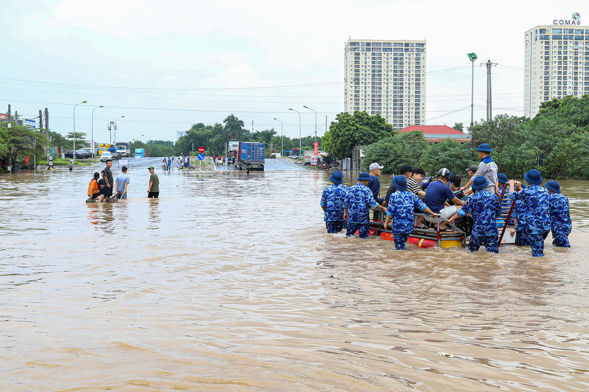 Từ ngày 30/9, mỗi ngày lực lượng Cảnh sát biển chia 3 ca túc trực tại khu vực này vào khung giờ cao điểm để giúp người dân.