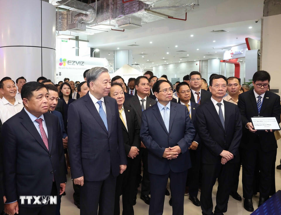 Tổng Bí thư Tô Lâm, Thủ tướng Phạm Minh Chính và các đại biểu tham quan triển lãm. (Ảnh: Thống Nhất/TTXVN)