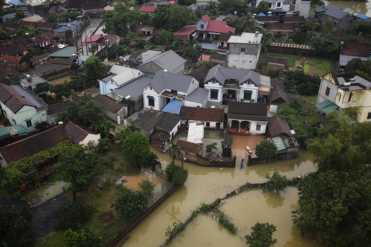Hình ảnh những căn nhà tại xã Trần Phú bị "bao vây" bởi nước.
