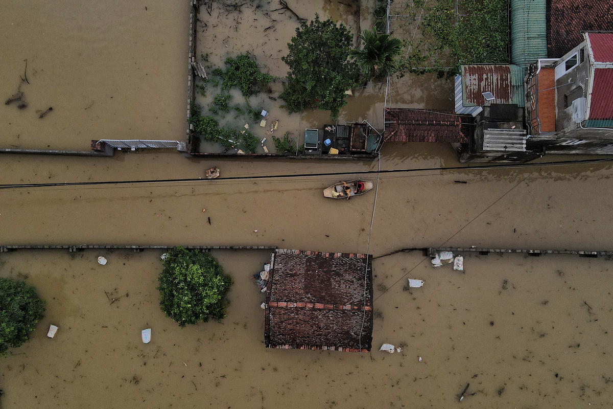 "Do nước ngập sâu, việc di chuyển, sinh hoạt của bà con gặp nhiều khó khăn. Mong thời gian tới, chính quyền hỗ trợ tôn tạo lại đường để bà con không còn bị ngập úng mỗi khi có bão", ông Lân nói.