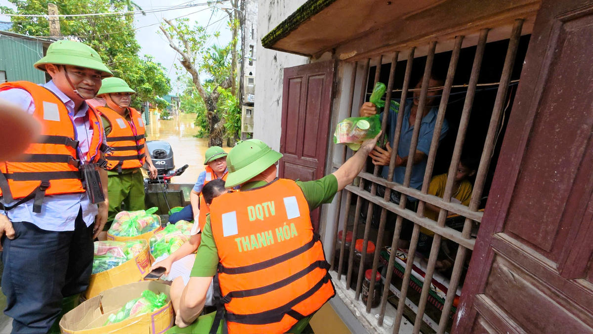 Tình người sau cơn bão