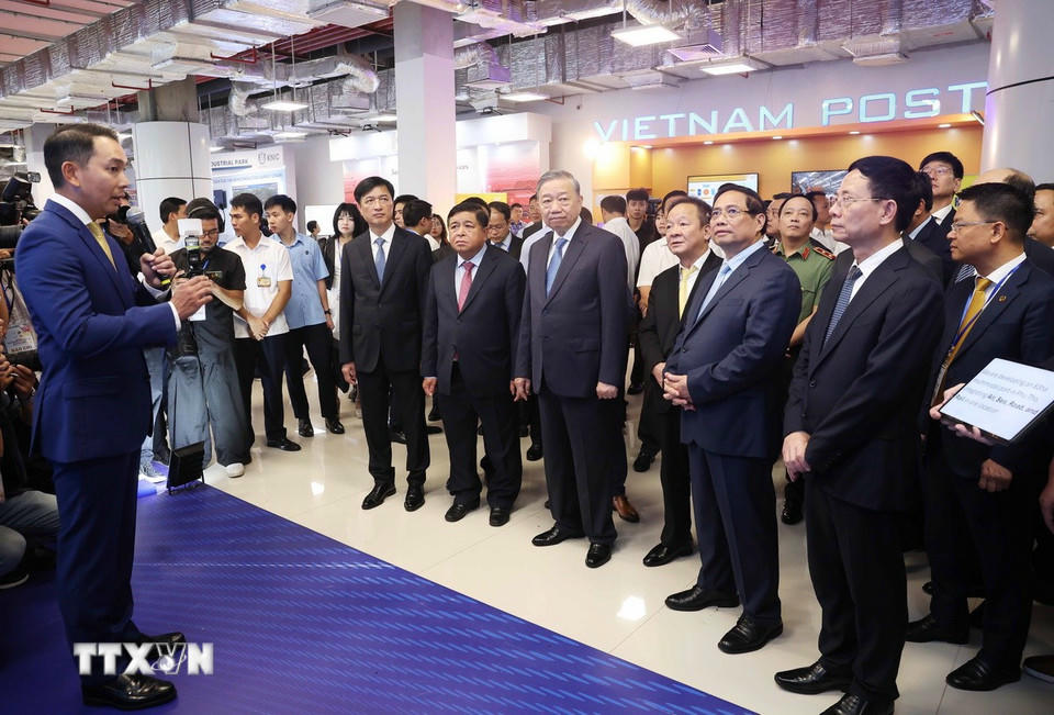 Tổng Bí thư Tô Lâm, Thủ tướng Phạm Minh Chính và các đại biểu tham quan triển lãm. (Ảnh: Thống Nhất/ TTXVN)