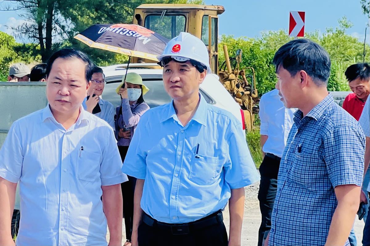 Ông Lê Quang Nam, Phó Chủ tịch
UBND TP Đà Nẵng kiểm tra tại Khu công nghiệp công nghệ cao Thăng Bình. Ảnh: CV.

 