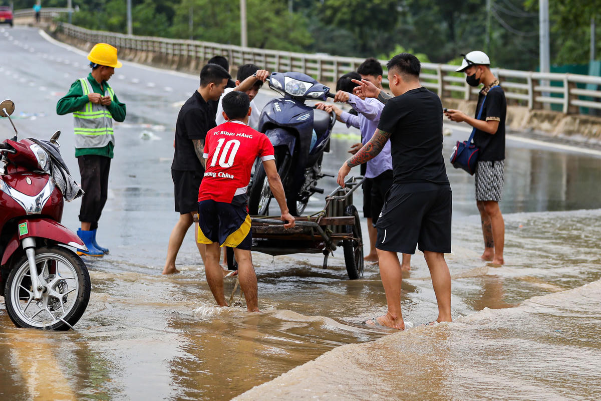 Hình ảnh Đại lộ Thăng Long ngập úng, giao thông ùn tắc kéo dài