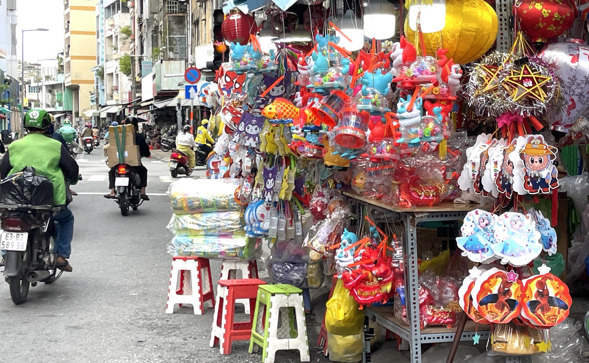 Nhiều tuyến đường ở phường Chợ Lớn cũng bày bán lồng đèn dịp này. Ảnh: Đ.X.