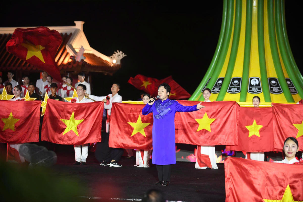 “Lời tri ân – Dòng sông Hoa lửa” kết thúc đầy tự hào và hy vọng với giọng ca nội lực của ca sĩ Tùng Dương.