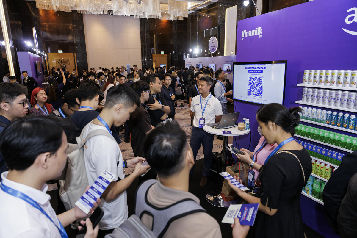 Gian hàng Vinamilk thu hút sự quan tâm của nhiều khách tham dự tại sự kiện AWS Cloud Day Việt Nam 2025 (Ảnh: AWS).