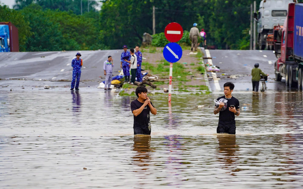 Giao với Đại lộ Thăng Long, đoạn QL70 hướng lên cầu vượt Tây Mỗ (Hà Nội) cũng trong tình trạng ngập sâu.